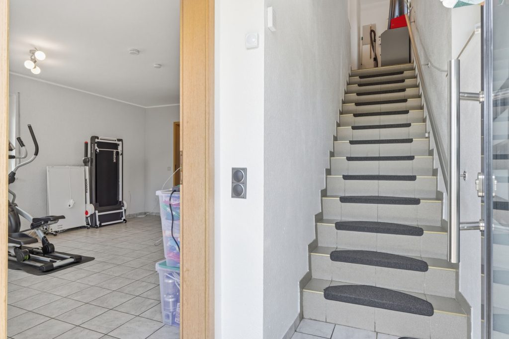 Gütelhöfer Immobilien - Immobilienangebot - Mechernich / Floisdorf - Alle - Ländlich eingebettete und modernisierte Doppelhaushälfte mit Garage, Kaminofen und Einbauküche