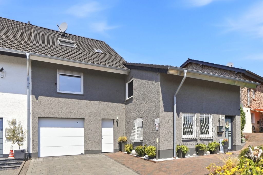 Gütelhöfer Immobilien - Immobilienangebot - Mechernich / Floisdorf - Alle - Ländlich eingebettete und modernisierte Doppelhaushälfte mit Garage, Kaminofen und Einbauküche