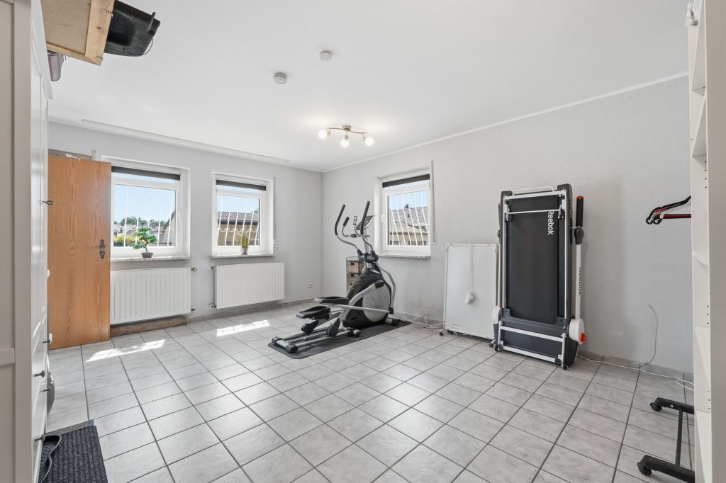 Gütelhöfer Immobilien - Immobilienangebot - Mechernich / Floisdorf - Alle - Ländlich eingebettete und modernisierte Doppelhaushälfte mit Garage, Kaminofen und Einbauküche