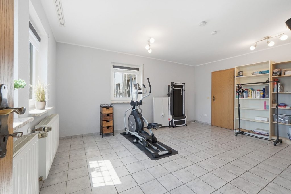Gütelhöfer Immobilien - Immobilienangebot - Mechernich / Floisdorf - Alle - Ländlich eingebettete und modernisierte Doppelhaushälfte mit Garage, Kaminofen und Einbauküche
