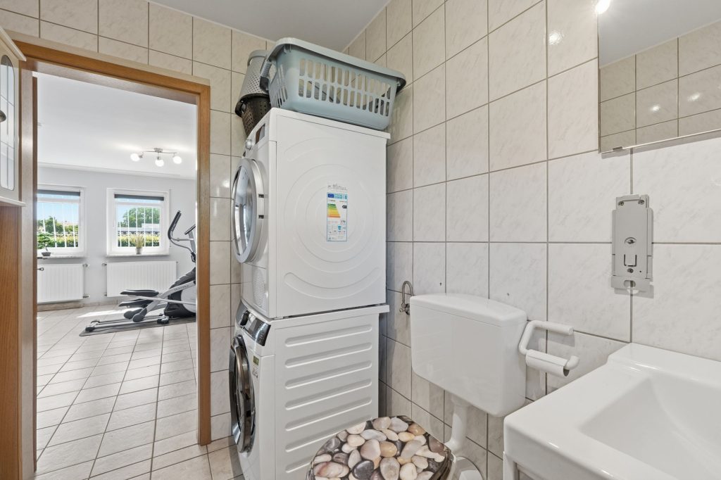 Gütelhöfer Immobilien - Immobilienangebot - Mechernich / Floisdorf - Alle - Ländlich eingebettete und modernisierte Doppelhaushälfte mit Garage, Kaminofen und Einbauküche
