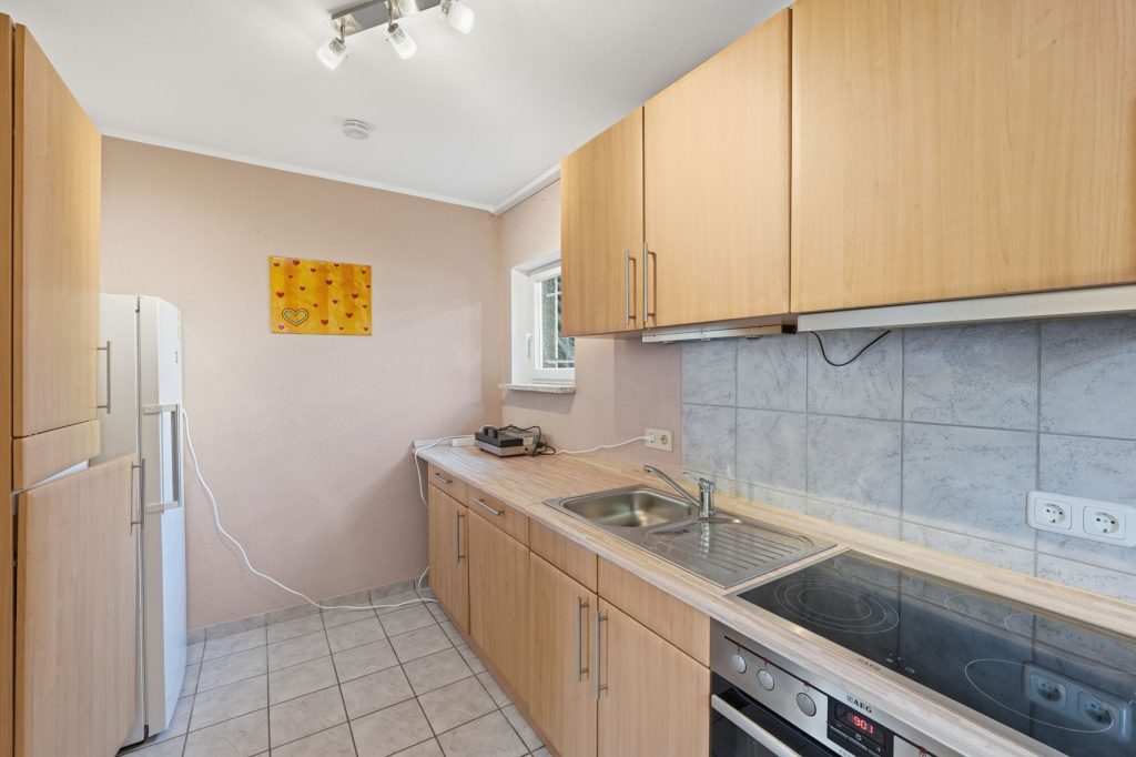 Gütelhöfer Immobilien - Immobilienangebot - Mechernich / Floisdorf - Alle - Ländlich eingebettete und modernisierte Doppelhaushälfte mit Garage, Kaminofen und Einbauküche