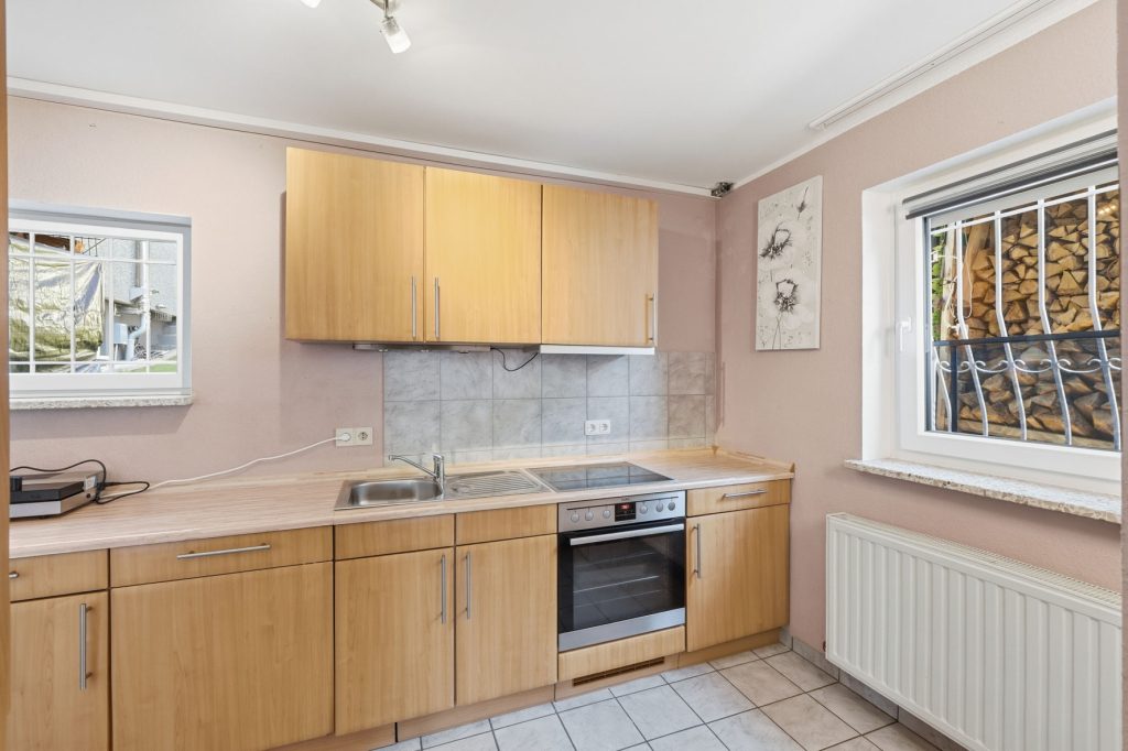 Gütelhöfer Immobilien - Immobilienangebot - Mechernich / Floisdorf - Alle - Ländlich eingebettete und modernisierte Doppelhaushälfte mit Garage, Kaminofen und Einbauküche