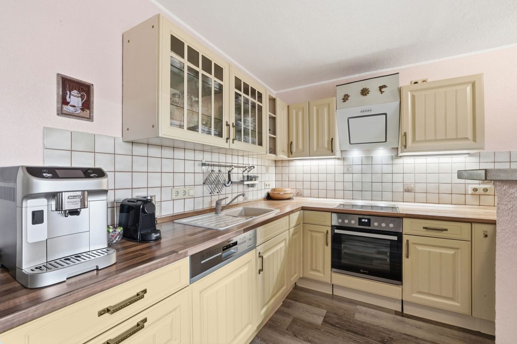 Gütelhöfer Immobilien - Immobilienangebot - Mechernich / Floisdorf - Alle - Ländlich eingebettete und modernisierte Doppelhaushälfte mit Garage, Kaminofen und Einbauküche