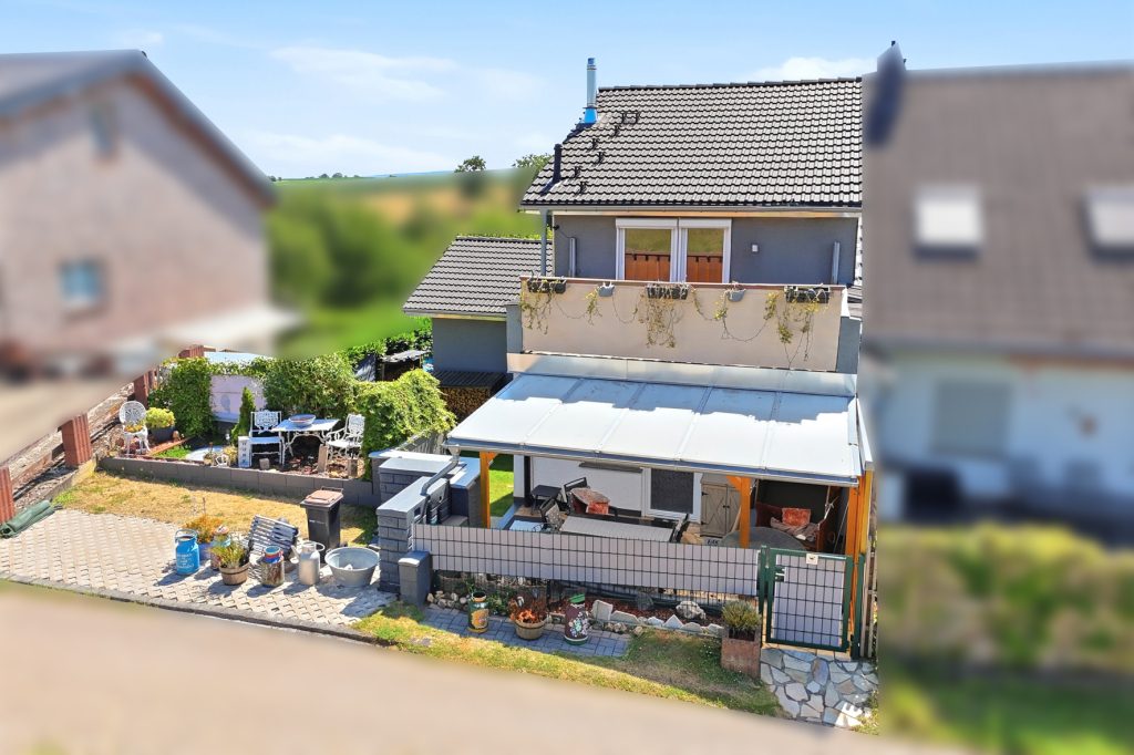 Gütelhöfer Immobilien - Immobilienangebot - Mechernich / Floisdorf - Alle - Ländlich eingebettete und modernisierte Doppelhaushälfte mit Garage, Kaminofen und Einbauküche
