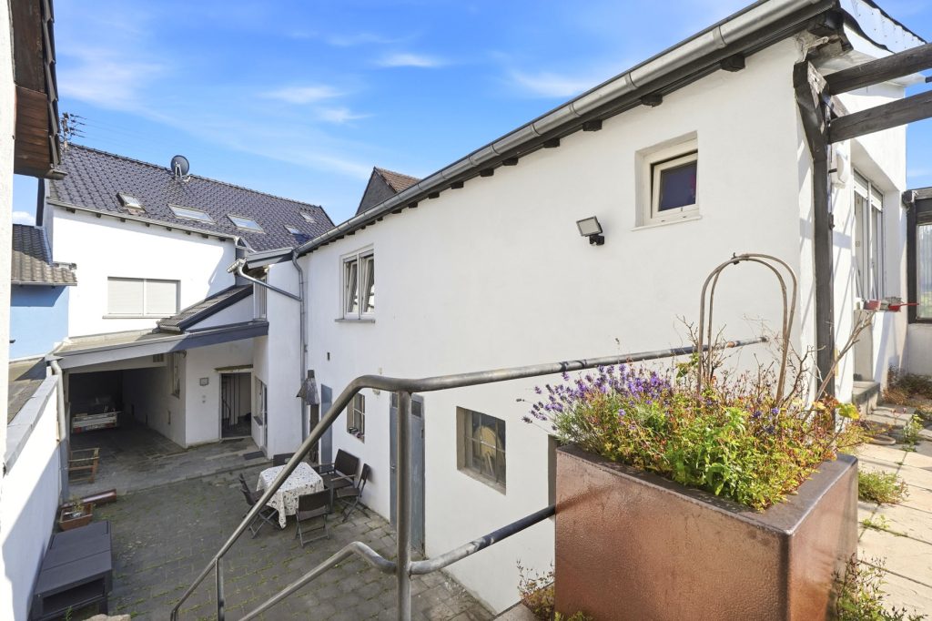 Gütelhöfer Immobilien - Immobilienangebot - Rheinbach / Merzbach - Alle - Solides Investment in Merzbach! Modernisiertes Gebäudeensemble mit 3 Wohneinheiten und Ladenlokal