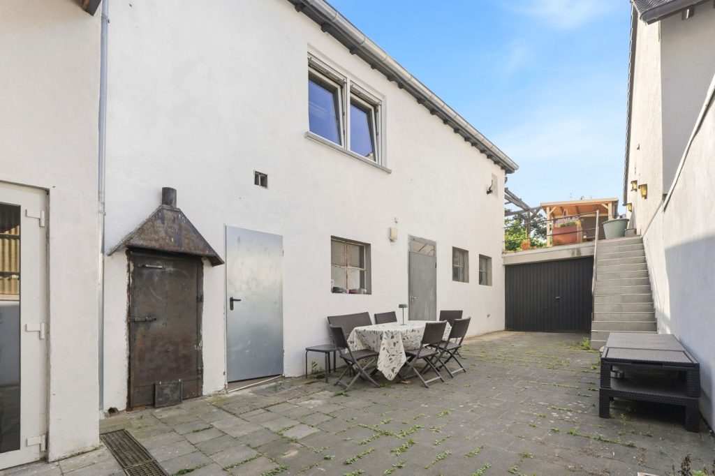 Gütelhöfer Immobilien - Immobilienangebot - Rheinbach / Merzbach - Alle - Solides Investment in Merzbach! Modernisiertes Gebäudeensemble mit 3 Wohneinheiten und Ladenlokal
