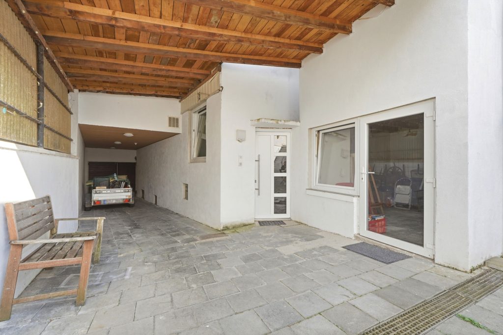 Gütelhöfer Immobilien - Immobilienangebot - Rheinbach / Merzbach - Alle - Solides Investment in Merzbach! Modernisiertes Gebäudeensemble mit 3 Wohneinheiten und Ladenlokal