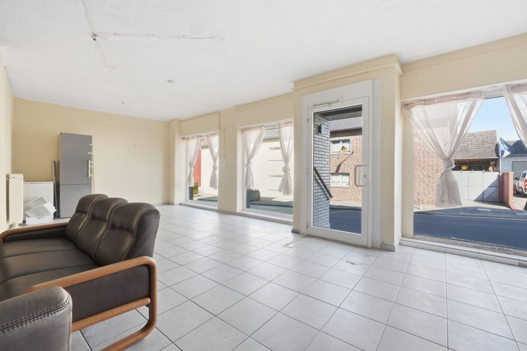 Gütelhöfer Immobilien - Immobilienangebot - Rheinbach / Merzbach - Alle - Solides Investment in Merzbach! Modernisiertes Gebäudeensemble mit 3 Wohneinheiten und Ladenlokal
