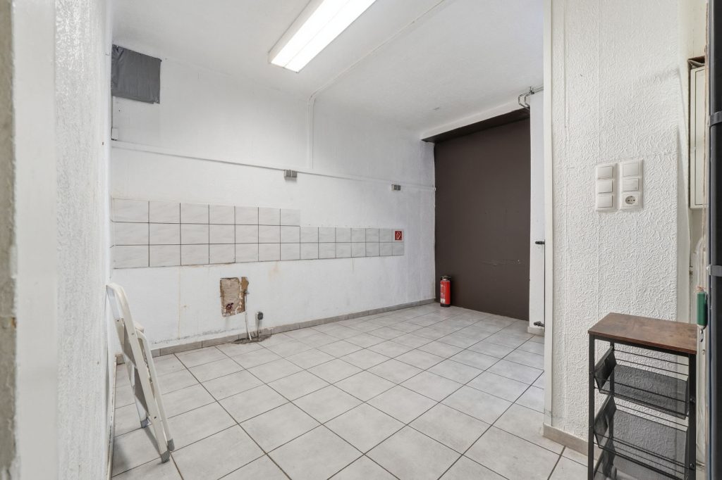 Gütelhöfer Immobilien - Immobilienangebot - Rheinbach / Merzbach - Alle - Solides Investment in Merzbach! Modernisiertes Gebäudeensemble mit 3 Wohneinheiten und Ladenlokal