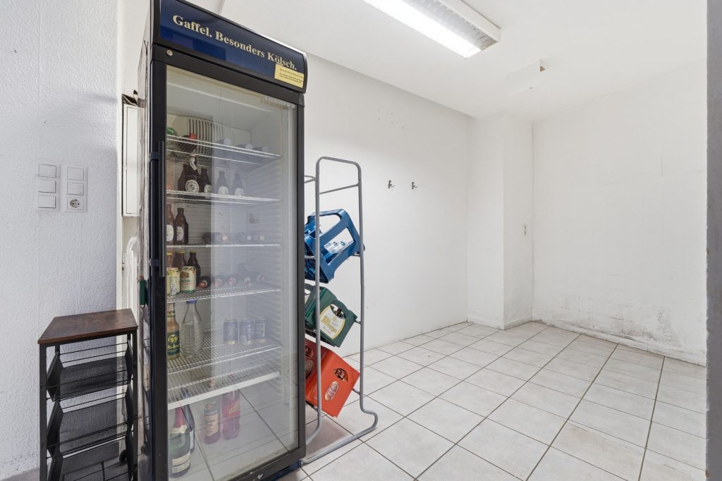 Gütelhöfer Immobilien - Immobilienangebot - Rheinbach / Merzbach - Alle - Solides Investment in Merzbach! Modernisiertes Gebäudeensemble mit 3 Wohneinheiten und Ladenlokal