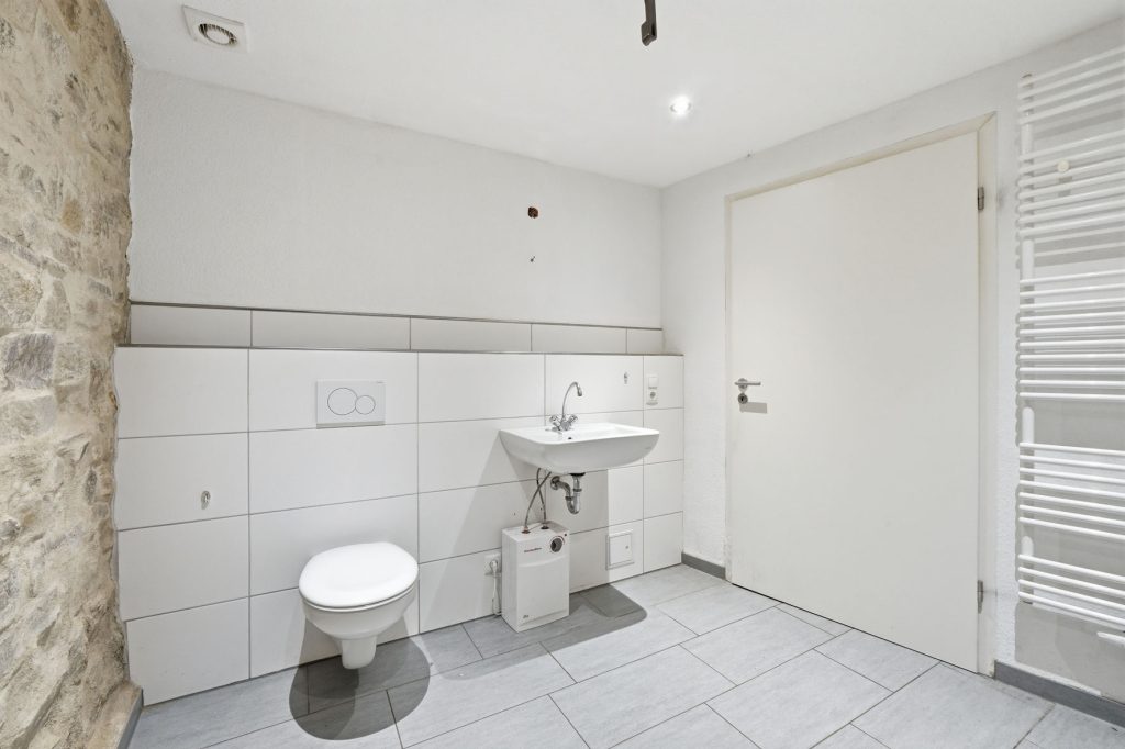 Gütelhöfer Immobilien - Immobilienangebot - Rheinbach / Merzbach - Alle - Solides Investment in Merzbach! Modernisiertes Gebäudeensemble mit 3 Wohneinheiten und Ladenlokal