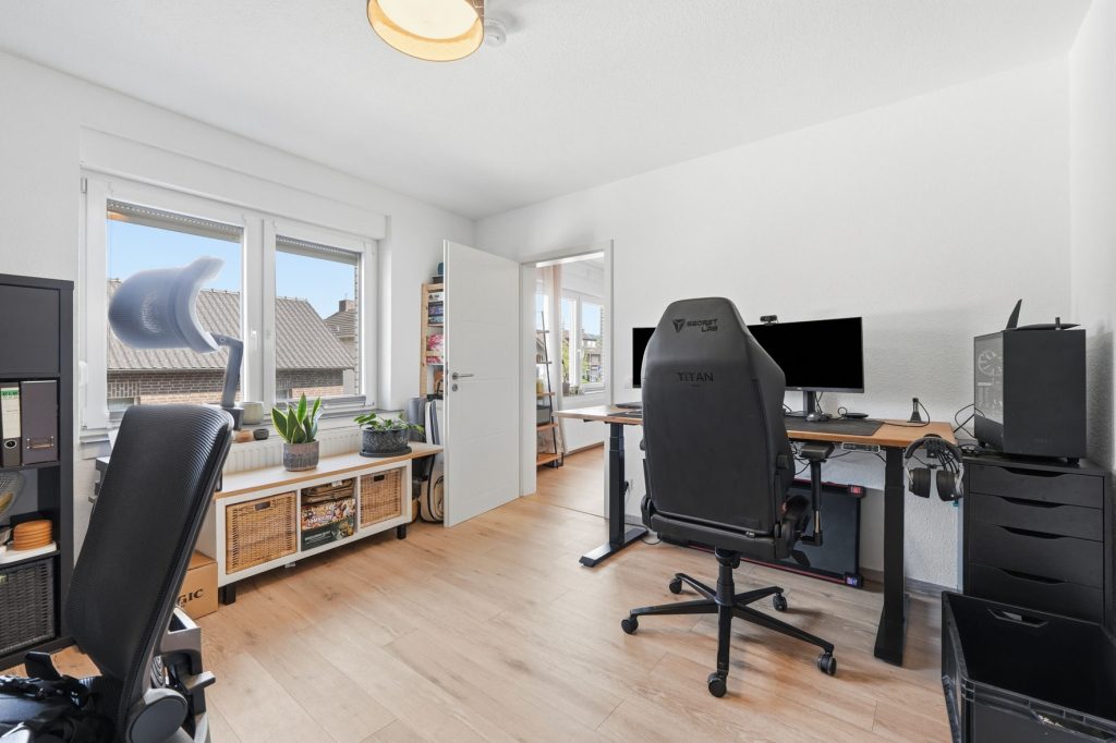 Gütelhöfer Immobilien - Immobilienangebot - Rheinbach / Merzbach - Alle - Solides Investment in Merzbach! Modernisiertes Gebäudeensemble mit 3 Wohneinheiten und Ladenlokal