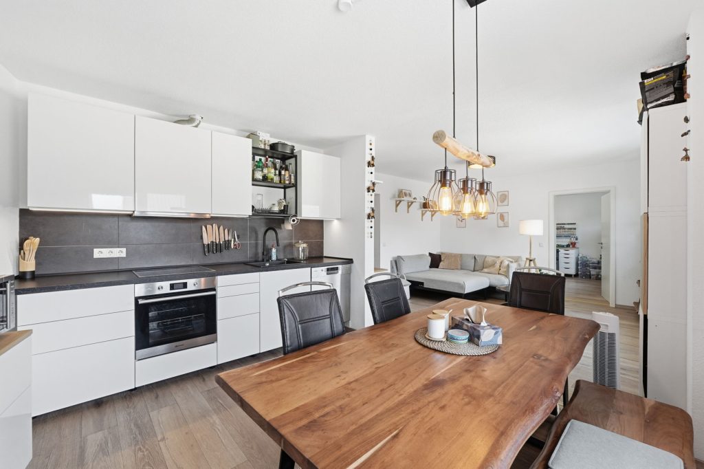 Gütelhöfer Immobilien - Immobilienangebot - Rheinbach / Merzbach - Alle - Solides Investment in Merzbach! Modernisiertes Gebäudeensemble mit 3 Wohneinheiten und Ladenlokal