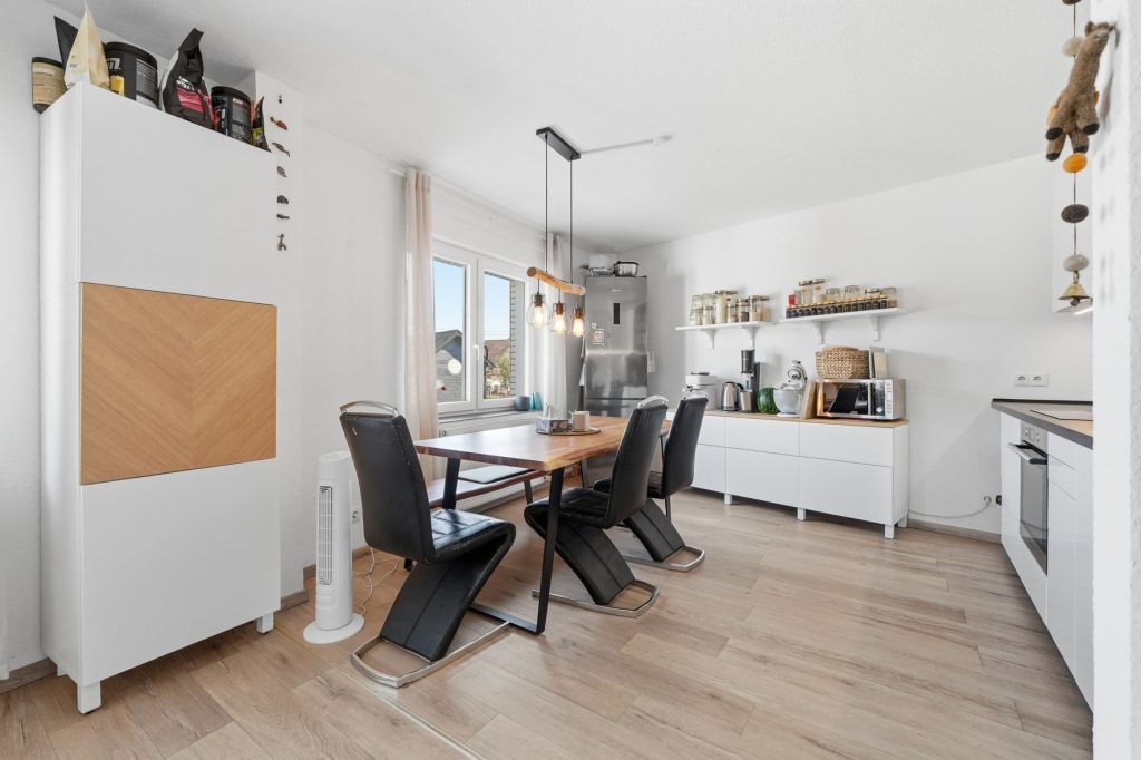 Gütelhöfer Immobilien - Immobilienangebot - Rheinbach / Merzbach - Alle - Solides Investment in Merzbach! Modernisiertes Gebäudeensemble mit 3 Wohneinheiten und Ladenlokal