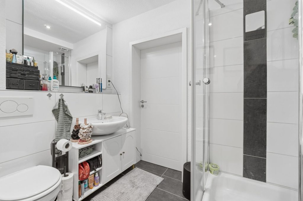 Gütelhöfer Immobilien - Immobilienangebot - Rheinbach / Merzbach - Alle - Solides Investment in Merzbach! Modernisiertes Gebäudeensemble mit 3 Wohneinheiten und Ladenlokal