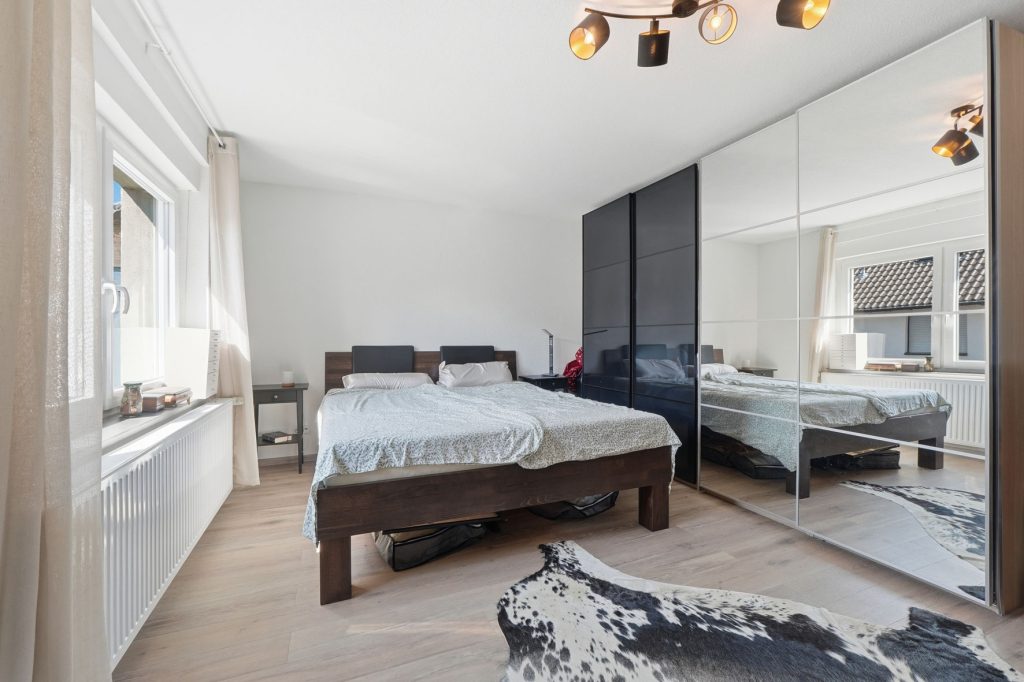 Gütelhöfer Immobilien - Immobilienangebot - Rheinbach / Merzbach - Alle - Solides Investment in Merzbach! Modernisiertes Gebäudeensemble mit 3 Wohneinheiten und Ladenlokal
