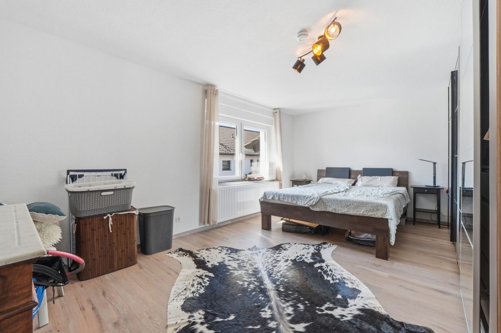 Gütelhöfer Immobilien - Immobilienangebot - Rheinbach / Merzbach - Alle - Solides Investment in Merzbach! Modernisiertes Gebäudeensemble mit 3 Wohneinheiten und Ladenlokal