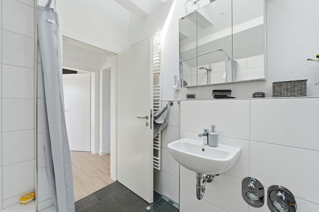 Gütelhöfer Immobilien - Immobilienangebot - Rheinbach / Merzbach - Alle - Solides Investment in Merzbach! Modernisiertes Gebäudeensemble mit 3 Wohneinheiten und Ladenlokal