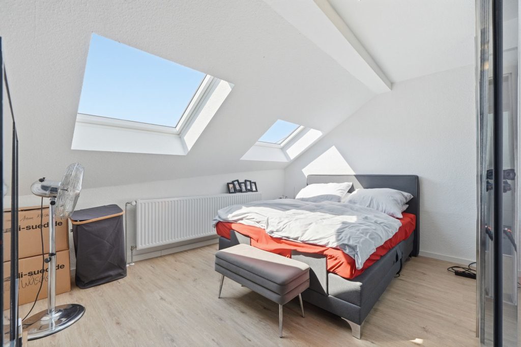 Gütelhöfer Immobilien - Immobilienangebot - Rheinbach / Merzbach - Alle - Solides Investment in Merzbach! Modernisiertes Gebäudeensemble mit 3 Wohneinheiten und Ladenlokal