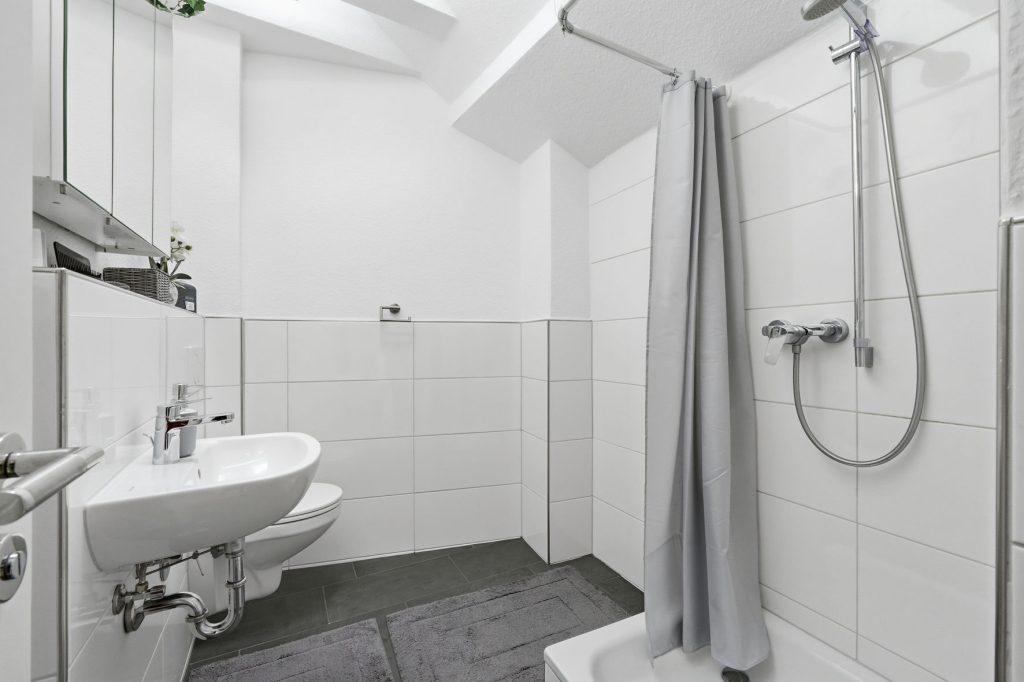 Gütelhöfer Immobilien - Immobilienangebot - Rheinbach / Merzbach - Alle - Solides Investment in Merzbach! Modernisiertes Gebäudeensemble mit 3 Wohneinheiten und Ladenlokal
