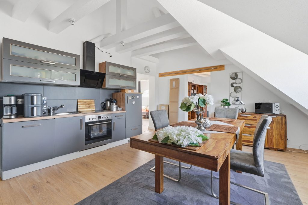 Gütelhöfer Immobilien - Immobilienangebot - Rheinbach / Merzbach - Alle - Solides Investment in Merzbach! Modernisiertes Gebäudeensemble mit 3 Wohneinheiten und Ladenlokal