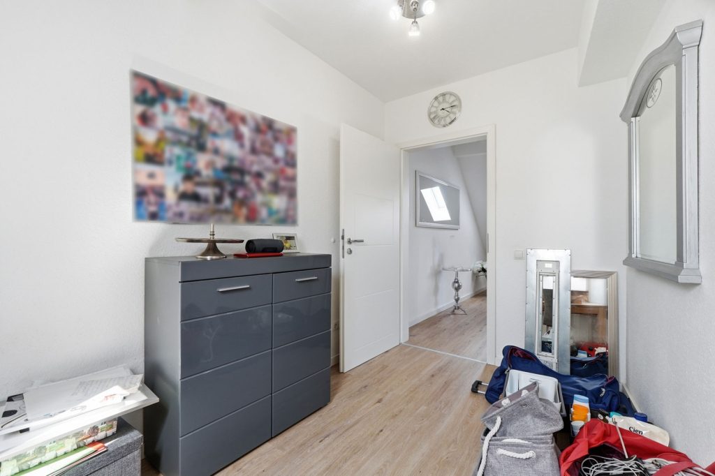 Gütelhöfer Immobilien - Immobilienangebot - Rheinbach / Merzbach - Alle - Solides Investment in Merzbach! Modernisiertes Gebäudeensemble mit 3 Wohneinheiten und Ladenlokal