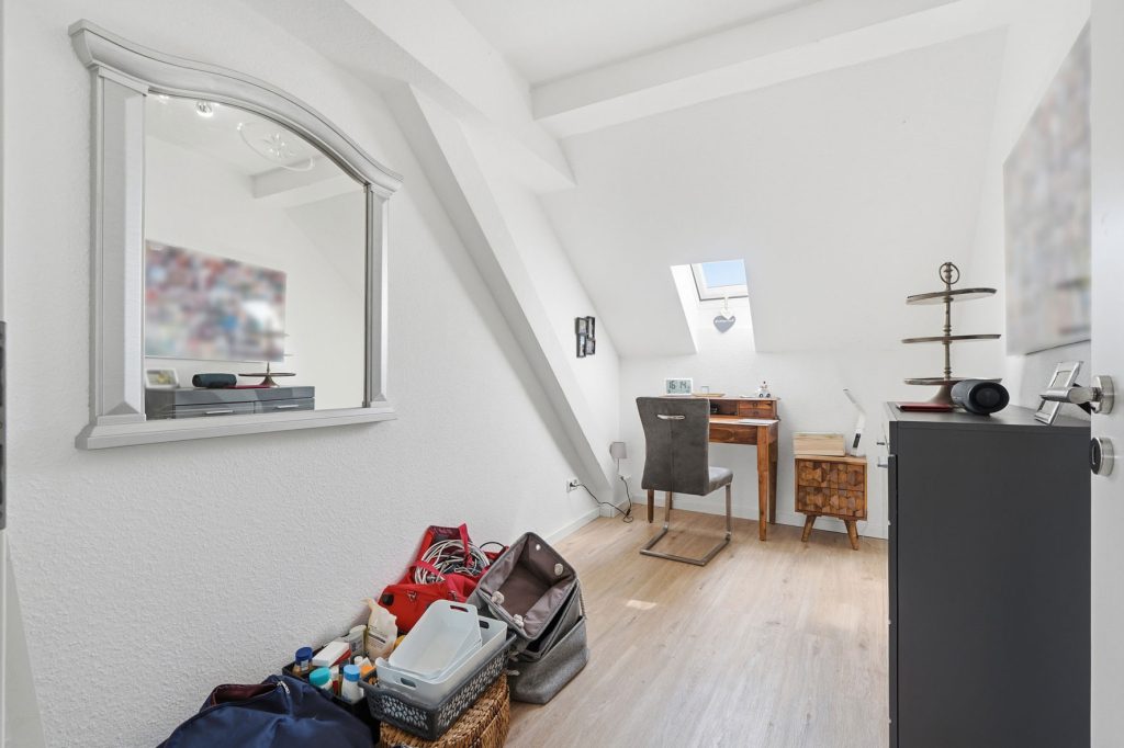 Gütelhöfer Immobilien - Immobilienangebot - Rheinbach / Merzbach - Alle - Solides Investment in Merzbach! Modernisiertes Gebäudeensemble mit 3 Wohneinheiten und Ladenlokal