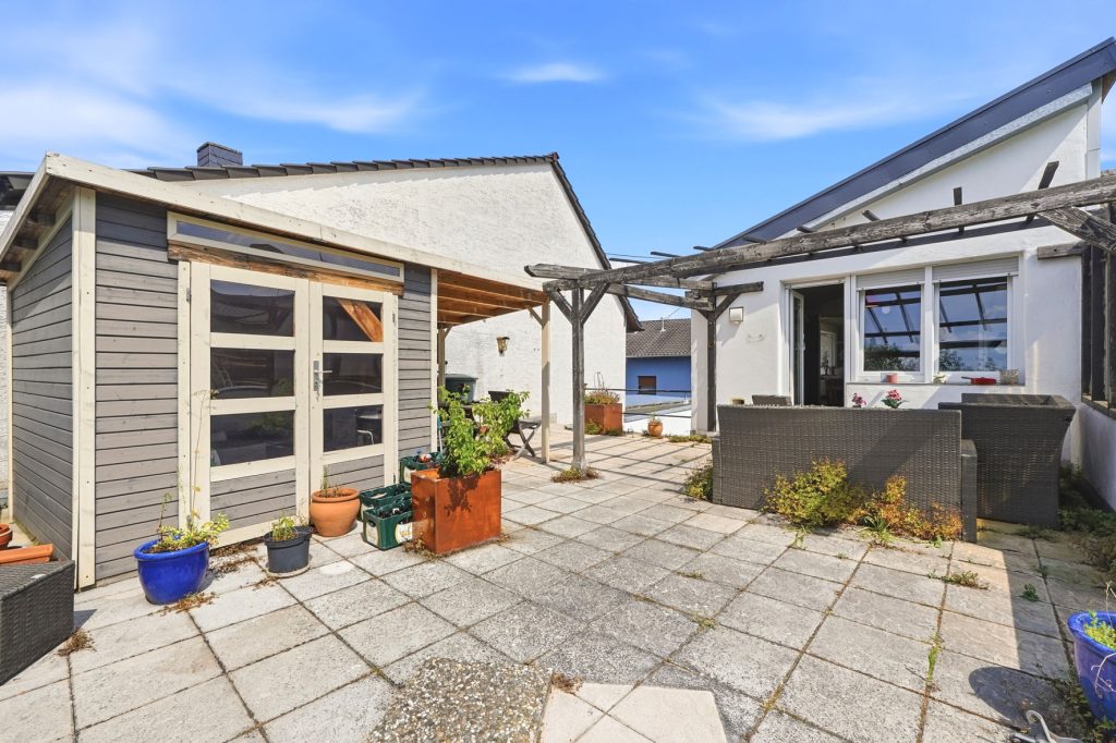 Gütelhöfer Immobilien - Immobilienangebot - Rheinbach / Merzbach - Alle - Solides Investment in Merzbach! Modernisiertes Gebäudeensemble mit 3 Wohneinheiten und Ladenlokal