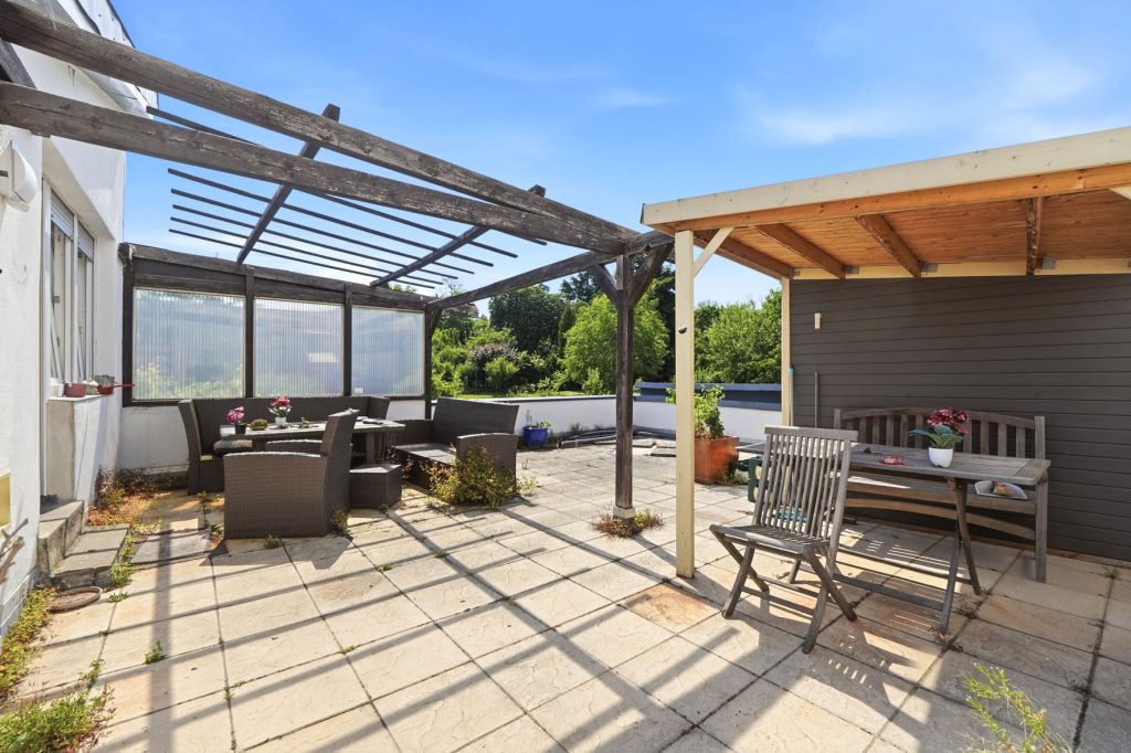 Gütelhöfer Immobilien - Immobilienangebot - Rheinbach / Merzbach - Alle - Solides Investment in Merzbach! Modernisiertes Gebäudeensemble mit 3 Wohneinheiten und Ladenlokal