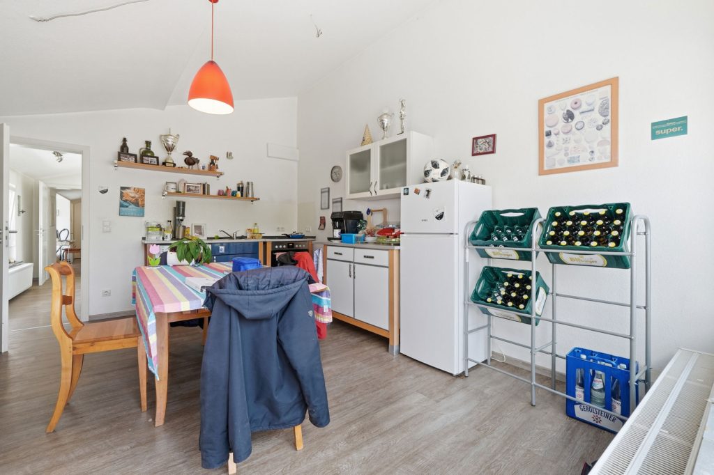 Gütelhöfer Immobilien - Immobilienangebot - Rheinbach / Merzbach - Alle - Solides Investment in Merzbach! Modernisiertes Gebäudeensemble mit 3 Wohneinheiten und Ladenlokal