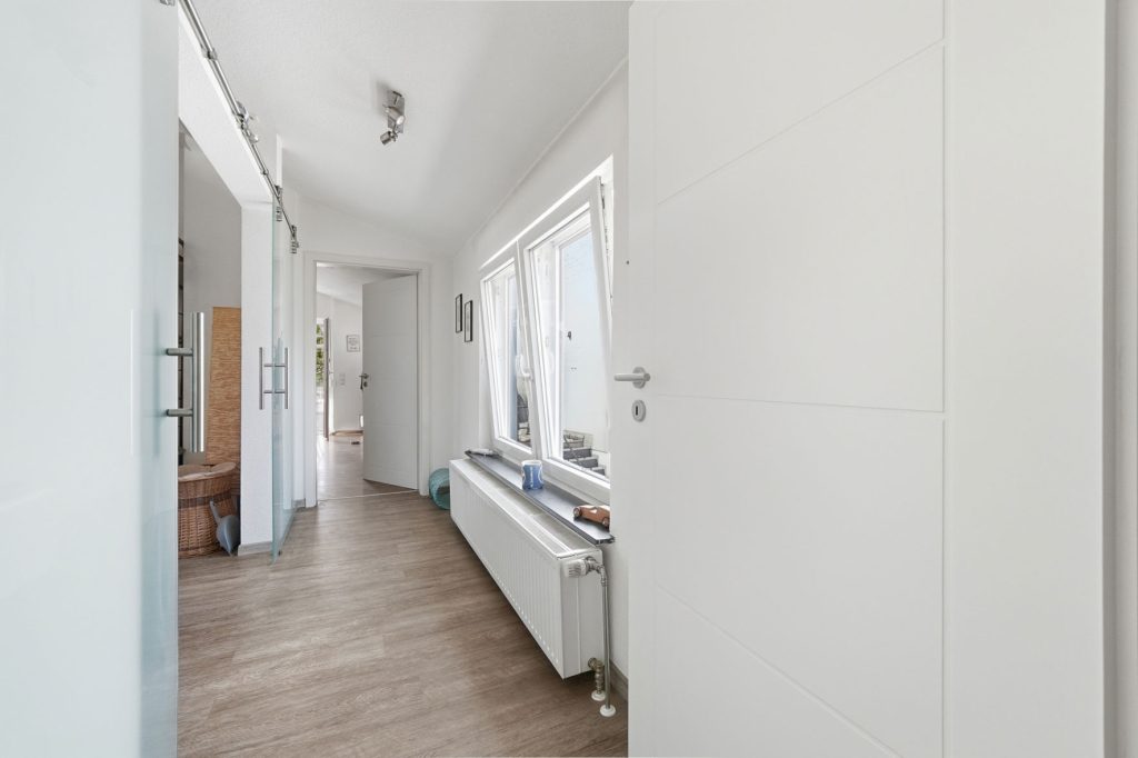 Gütelhöfer Immobilien - Immobilienangebot - Rheinbach / Merzbach - Alle - Solides Investment in Merzbach! Modernisiertes Gebäudeensemble mit 3 Wohneinheiten und Ladenlokal