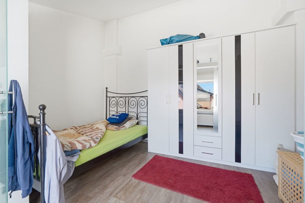 Gütelhöfer Immobilien - Immobilienangebot - Rheinbach / Merzbach - Alle - Solides Investment in Merzbach! Modernisiertes Gebäudeensemble mit 3 Wohneinheiten und Ladenlokal