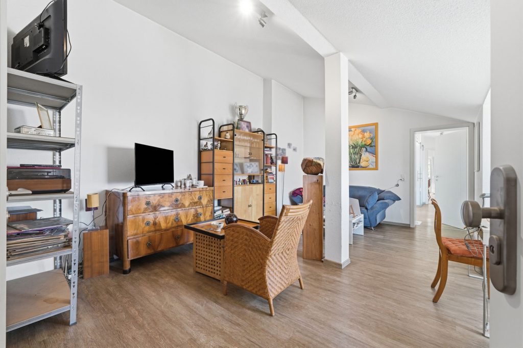 Gütelhöfer Immobilien - Immobilienangebot - Rheinbach / Merzbach - Alle - Solides Investment in Merzbach! Modernisiertes Gebäudeensemble mit 3 Wohneinheiten und Ladenlokal