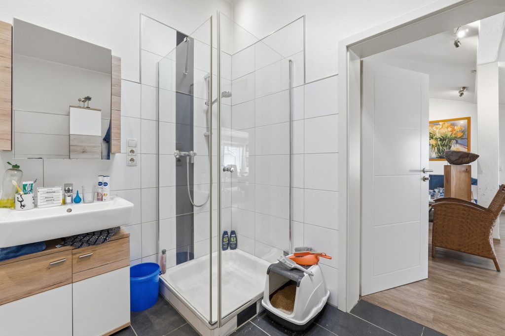 Gütelhöfer Immobilien - Immobilienangebot - Rheinbach / Merzbach - Alle - Solides Investment in Merzbach! Modernisiertes Gebäudeensemble mit 3 Wohneinheiten und Ladenlokal