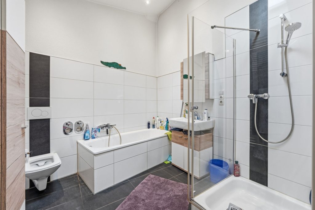 Gütelhöfer Immobilien - Immobilienangebot - Rheinbach / Merzbach - Alle - Solides Investment in Merzbach! Modernisiertes Gebäudeensemble mit 3 Wohneinheiten und Ladenlokal