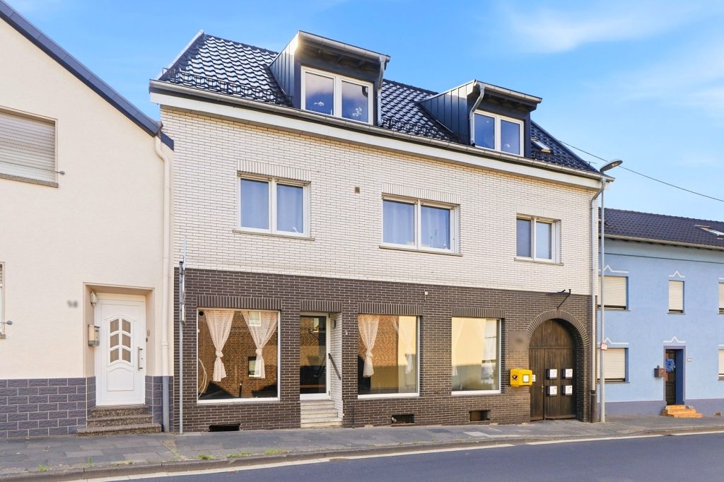 Gütelhöfer Immobilien - Immobilienangebot - Rheinbach / Merzbach - Alle - Solides Investment in Merzbach! Modernisiertes Gebäudeensemble mit 3 Wohneinheiten und Ladenlokal