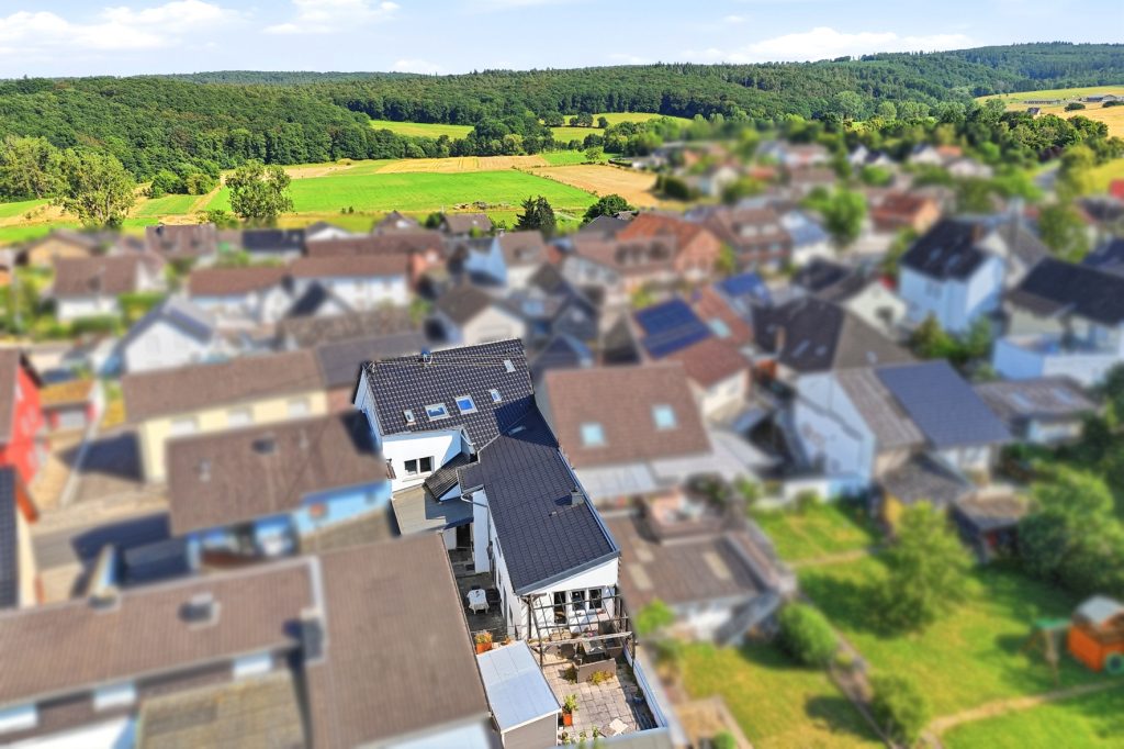 Gütelhöfer Immobilien - Immobilienangebot - Rheinbach / Merzbach - Alle - Solides Investment in Merzbach! Modernisiertes Gebäudeensemble mit 3 Wohneinheiten und Ladenlokal