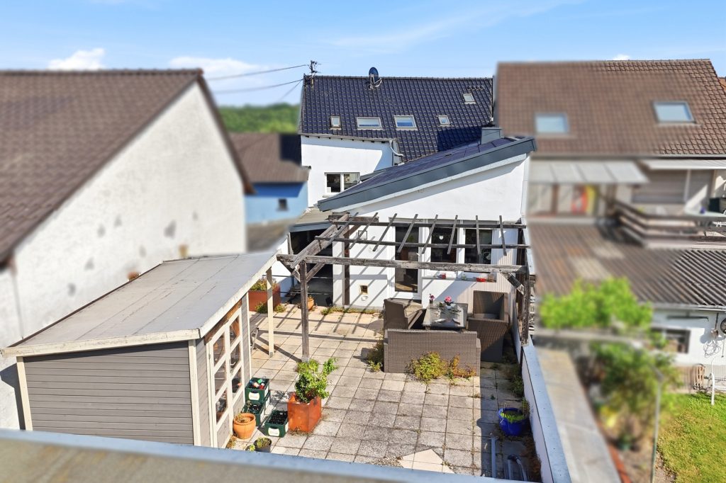 Gütelhöfer Immobilien - Immobilienangebot - Rheinbach / Merzbach - Alle - Solides Investment in Merzbach! Modernisiertes Gebäudeensemble mit 3 Wohneinheiten und Ladenlokal