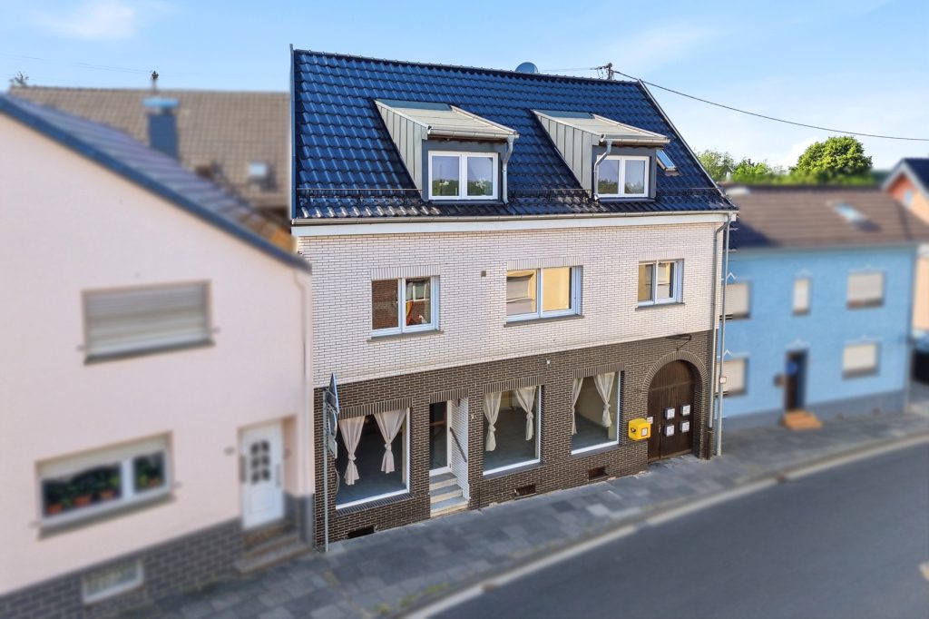 Gütelhöfer Immobilien - Immobilienangebot - Rheinbach / Merzbach - Alle - Solides Investment in Merzbach! Modernisiertes Gebäudeensemble mit 3 Wohneinheiten und Ladenlokal