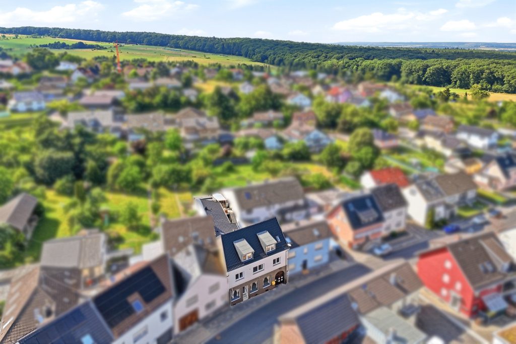 Gütelhöfer Immobilien - Immobilienangebot - Rheinbach / Merzbach - Alle - Solides Investment in Merzbach! Modernisiertes Gebäudeensemble mit 3 Wohneinheiten und Ladenlokal