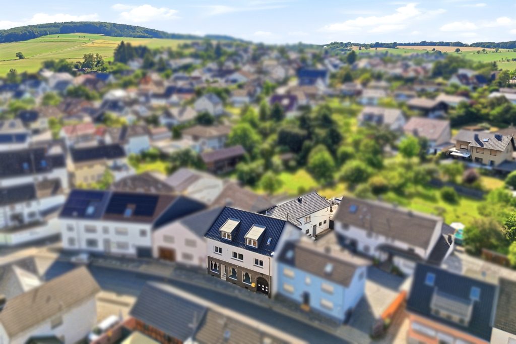 Gütelhöfer Immobilien - Immobilienangebot - Rheinbach / Merzbach - Alle - Solides Investment in Merzbach! Modernisiertes Gebäudeensemble mit 3 Wohneinheiten und Ladenlokal