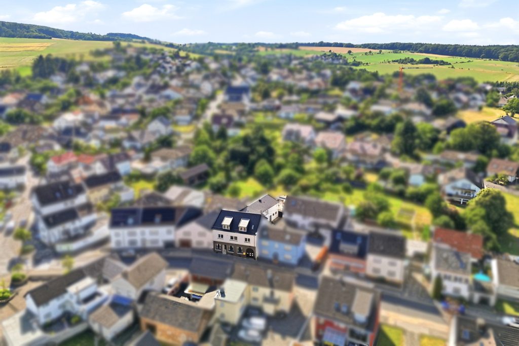 Gütelhöfer Immobilien - Immobilienangebot - Rheinbach / Merzbach - Alle - Solides Investment in Merzbach! Modernisiertes Gebäudeensemble mit 3 Wohneinheiten und Ladenlokal