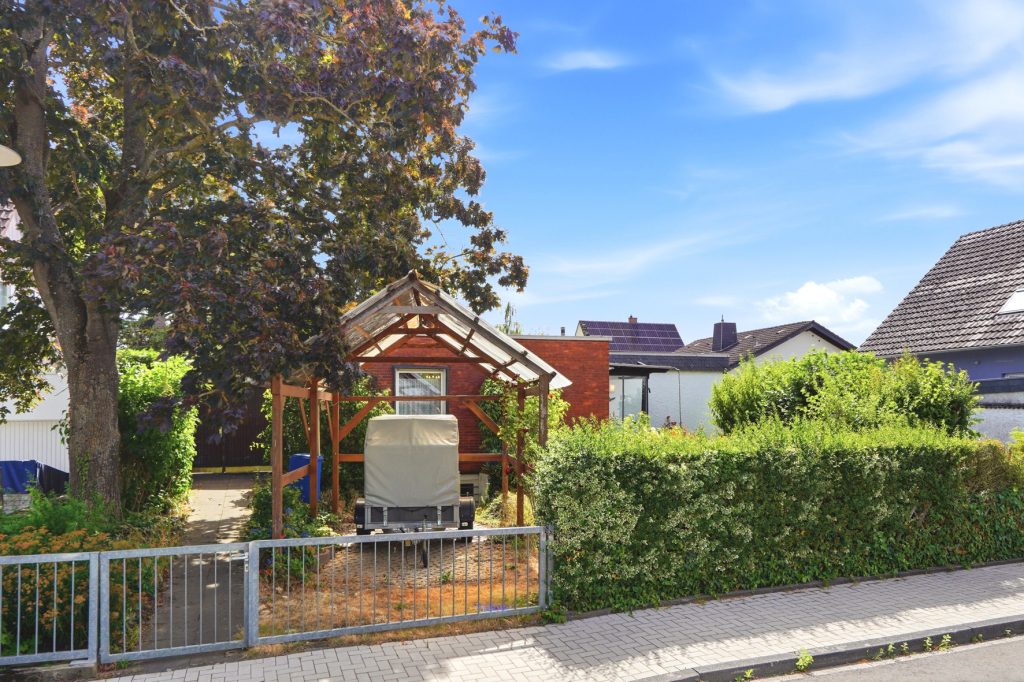 Gütelhöfer Immobilien - Immobilienangebot - Rheinbach - Alle - Sanierung oder Neubau? 906m² Traumgrundstück mit Bungalow und Garage in Rheinbacher Top-Lage
