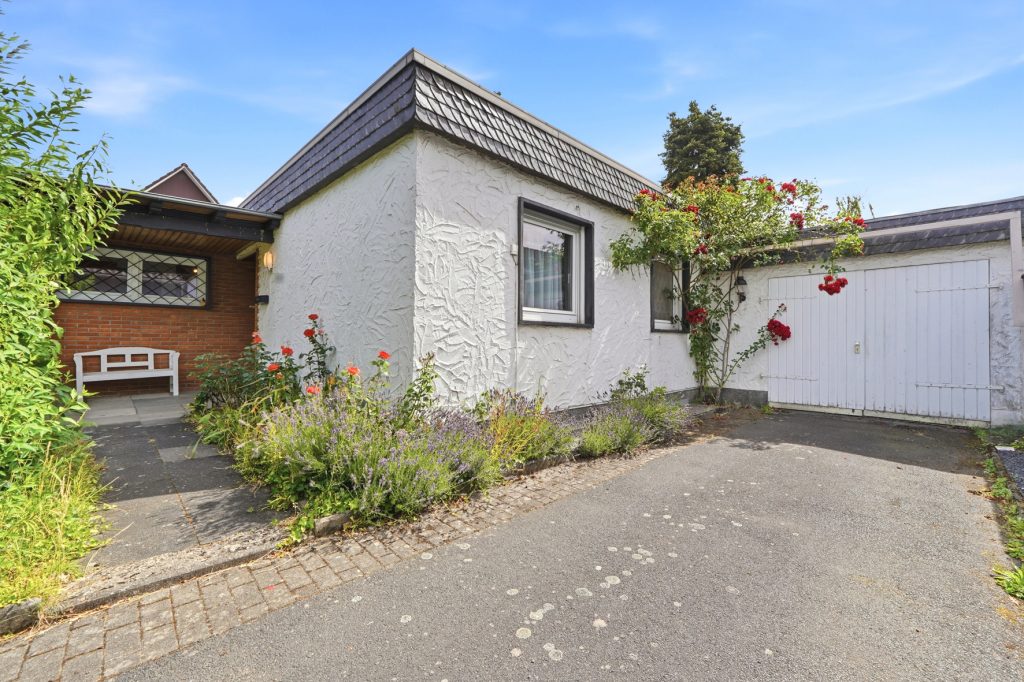 Gütelhöfer Immobilien - Immobilienangebot - Rheinbach - Alle - Sanierung oder Neubau? 906m² Traumgrundstück mit Bungalow und Garage in Rheinbacher Top-Lage
