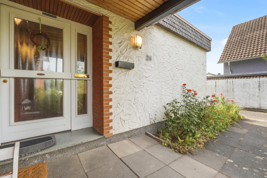 Gütelhöfer Immobilien - Immobilienangebot - Rheinbach - Alle - Sanierung oder Neubau? 906m² Traumgrundstück mit Bungalow und Garage in Rheinbacher Top-Lage
