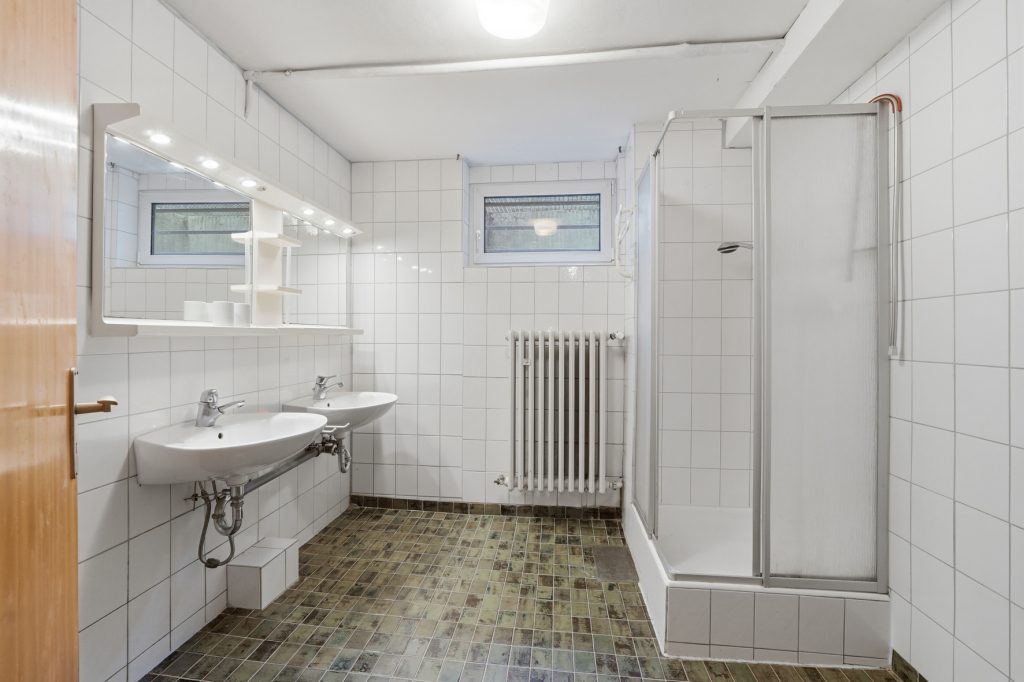 Gütelhöfer Immobilien - Immobilienangebot - Rheinbach - Alle - Sanierung oder Neubau? 906m² Traumgrundstück mit Bungalow und Garage in Rheinbacher Top-Lage