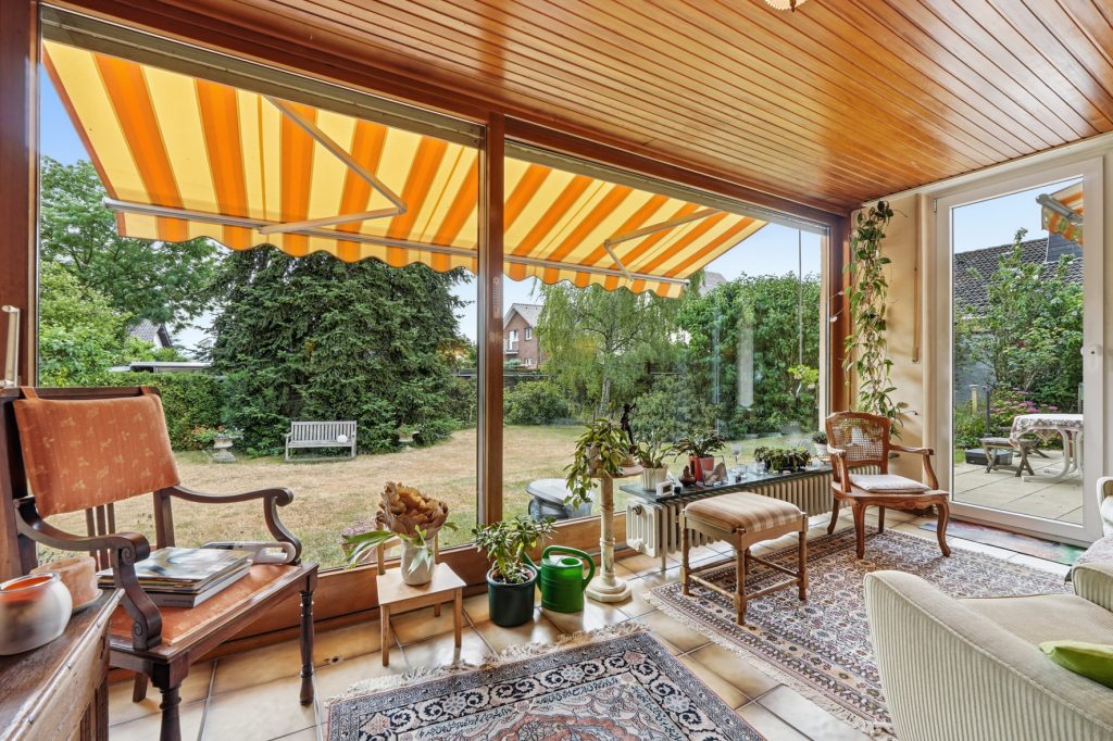 Gütelhöfer Immobilien - Immobilienangebot - Rheinbach - Alle - Sanierung oder Neubau? 906m² Traumgrundstück mit Bungalow und Garage in Rheinbacher Top-Lage