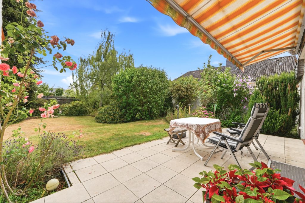 Gütelhöfer Immobilien - Immobilienangebot - Rheinbach - Alle - Sanierung oder Neubau? 906m² Traumgrundstück mit Bungalow und Garage in Rheinbacher Top-Lage