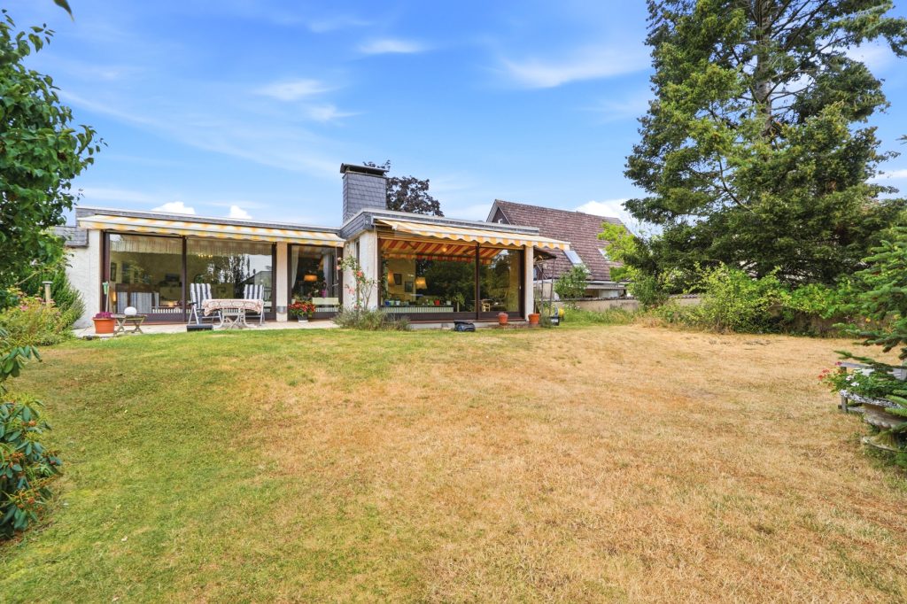 Gütelhöfer Immobilien - Immobilienangebot - Rheinbach - Alle - Sanierung oder Neubau? 906m² Traumgrundstück mit Bungalow und Garage in Rheinbacher Top-Lage